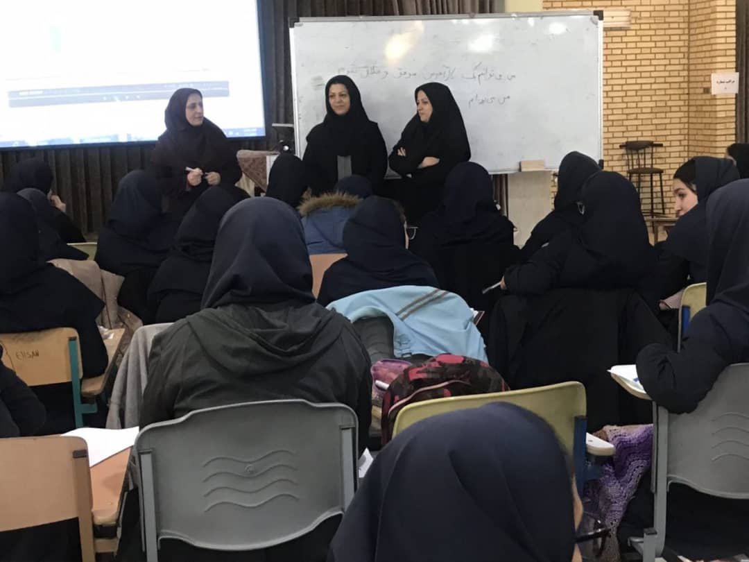 تدریس کار آفرینی در یکی هنرستان های دخترانه تهران